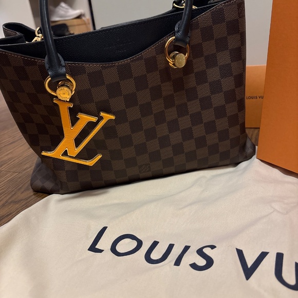 Louis Vuitton - Picture 2 of 4
